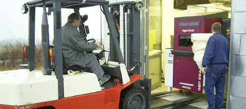 Bild 5: Anlieferung der schweren Maschinen mit dem Gabelstapler - diesmal lief alles glatt ;)  Bild 5: Anlieferung der schweren Maschinen mit dem Gabelstapler - diesmal lief alles glatt ;)