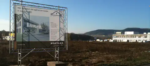 Bild 1: Hier entstehen Visionen. Bauland der heutigen Firmenzentrale im Jahr 2010 Bild 1: Hier entstehen Visionen. Bauland der heutigen Firmenzentrale im Jahr 2010