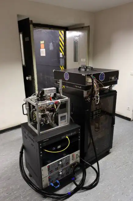Fig. 4: Atom interferometer setup with sensor head and racks for electronics and lasers. ©Leibniz Universität Hannover, Institut für Erdmessung Fig 4: Atom interferometer setup
