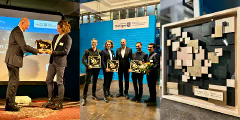 Fotografie ze slavnostního předávání cen v Erfurtu 27. listopadu 2024. Vlevo: durynský ministr hospodářství Wolfgang Tiefensee s výkonným ředitelem asphericonu Svenem Kiontkem; uprostřed: všichni vítězové Ceny za digitalizaci Durynska 2024; vpravo: ocenění Digitalpreis Thüringen Fotografie ze slavnostního předávání cen v Erfurtu 27. listopadu 2024. Vlevo: durynský ministr hospodářství Wolfgang Tiefensee s výkonným ředitelem asphericonu Svenem Kiontkem; uprostřed: všichni vítězové Ceny za digitalizaci Durynska 2024; vpravo: ocenění Digitalpreis Thüringen