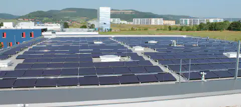 Bild 3: Ein Blick aufs Dach. Mit Hilfe der eigenen PV Anlage produziert asphericon seit 2014 selbst Strom, z.B. für die Versorgung der eigenen Elektrofahrzeuge.  Bild 3: Ein Blick aufs Dach. Mit Hilfe der eigenen PV Anlage produziert asphericon seit 2014 selbst Strom, z.B. für die Versorgung der eigenen Elektrofahrzeuge.