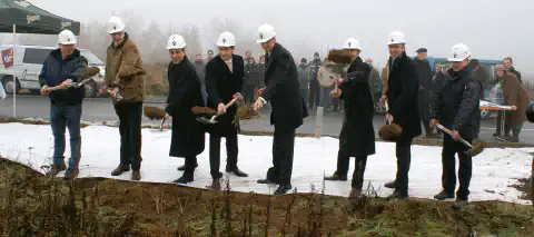 Bild 2: Spatenstich Anfang 2011. CEO's Sven Kiontke und Alexander Zschäbitz untern anderem Umgeben vom damaligen Bürgermeister Albrecht Schröter (3. v. li.) und dem Geschäftsführer der Jenaer Wirtschaftsförderung Wilfried Röpke (2. v. re)  Bild 2: Spatenstich Anfang 2011. CEO’s Sven Kiontke und Alexander Zschäbitz untern anderem Umgeben vom damaligen Bürgermeister Albrecht Schröter (3. v. li.) und dem Geschäftsführer der Jenaer Wirtschaftsförderung Wilfried Röpke (2. v. re)