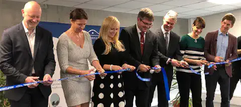 Feierliche Eröffnung am 22. November 2019 mit Vertretern der Photonik und Politik aus Deutschland und Tschechien  Feierliche Eröffnung am 22. November 2019 mit Vertretern der Photonik und Politik aus Deutschland und Tschechien