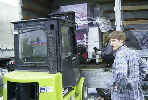 Doručení prvního vlastního stroje společnosti asphericon Doručení prvního vlastního stroje společnosti asphericon