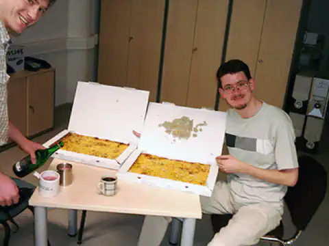 Oslava prvního velkého úspěchu s pizzou a vínem – dnes už máme na to originální hrníčky asphericon ;) Oslava prvního velkého úspěchu s pizzou a vínem – dnes už máme na to originální hrníčky asphericon ;)