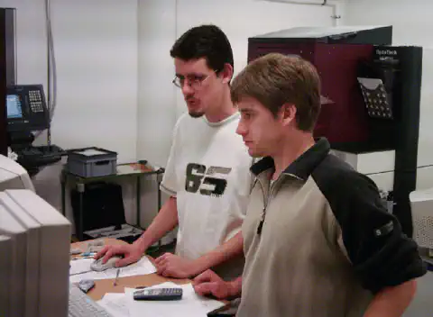 Sven Kiontke a Thomas Kurschel testují software společnosti asphericon – srdce firmy Sven Kiontke a Thomas Kurschel testují software společnosti asphericon – srdce firmy