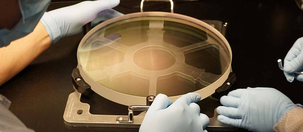 Bild 3: Aufnahmevorrichtung und eine der gefertigten Optiken, hergestellt von asphericon.